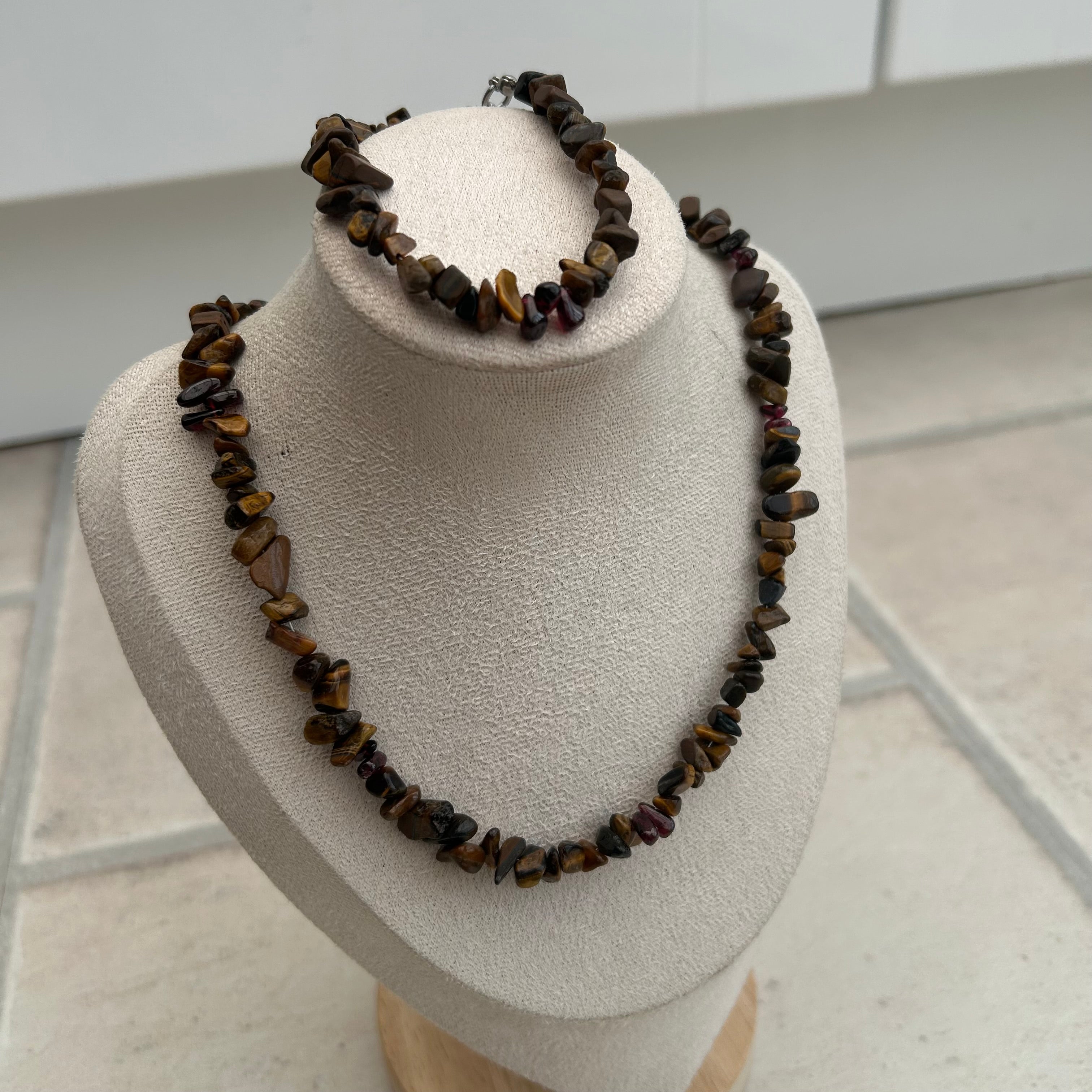Tigers eye and garnet crystal chip necklace and bracelet set