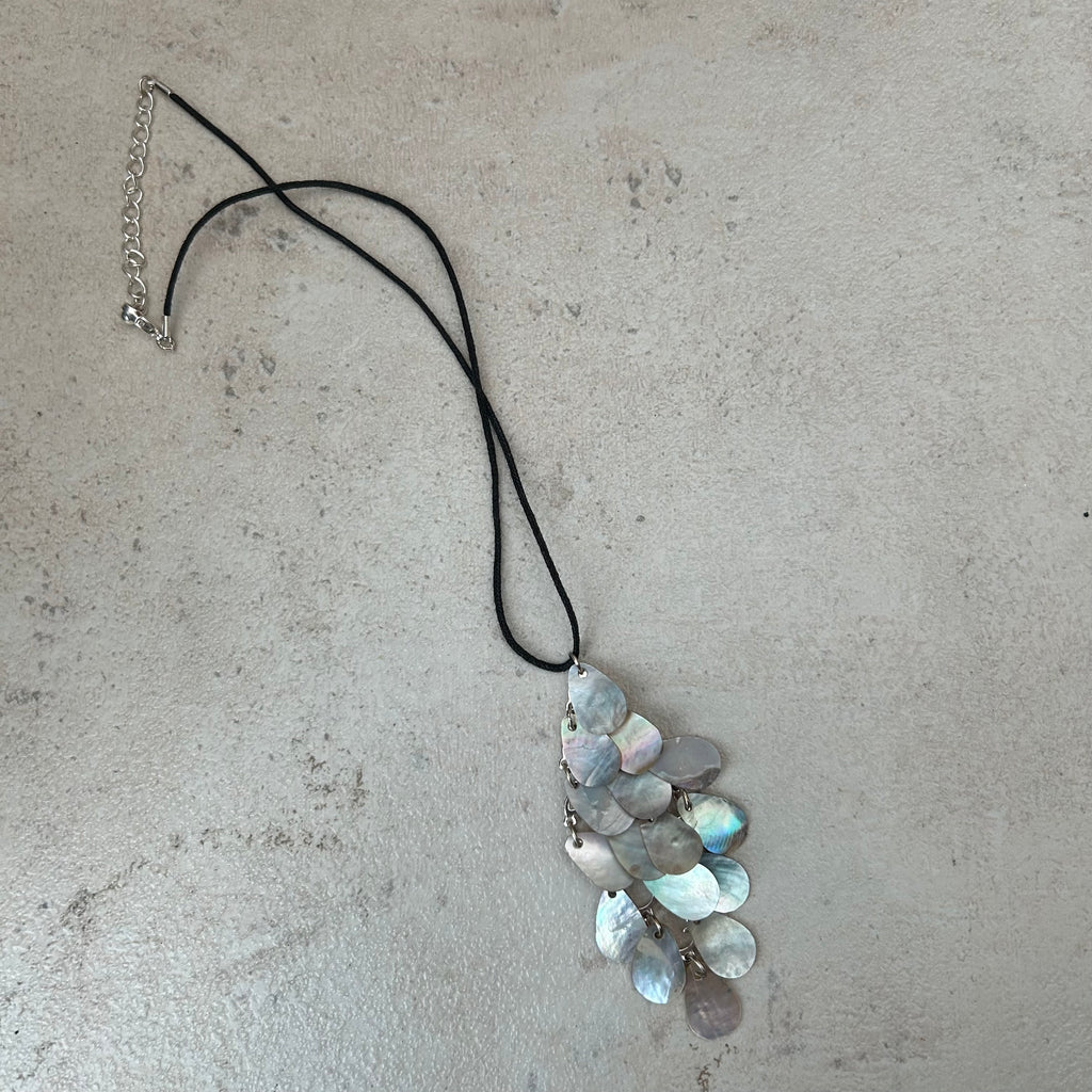 Mother of pearl shell vintage pendant necklace