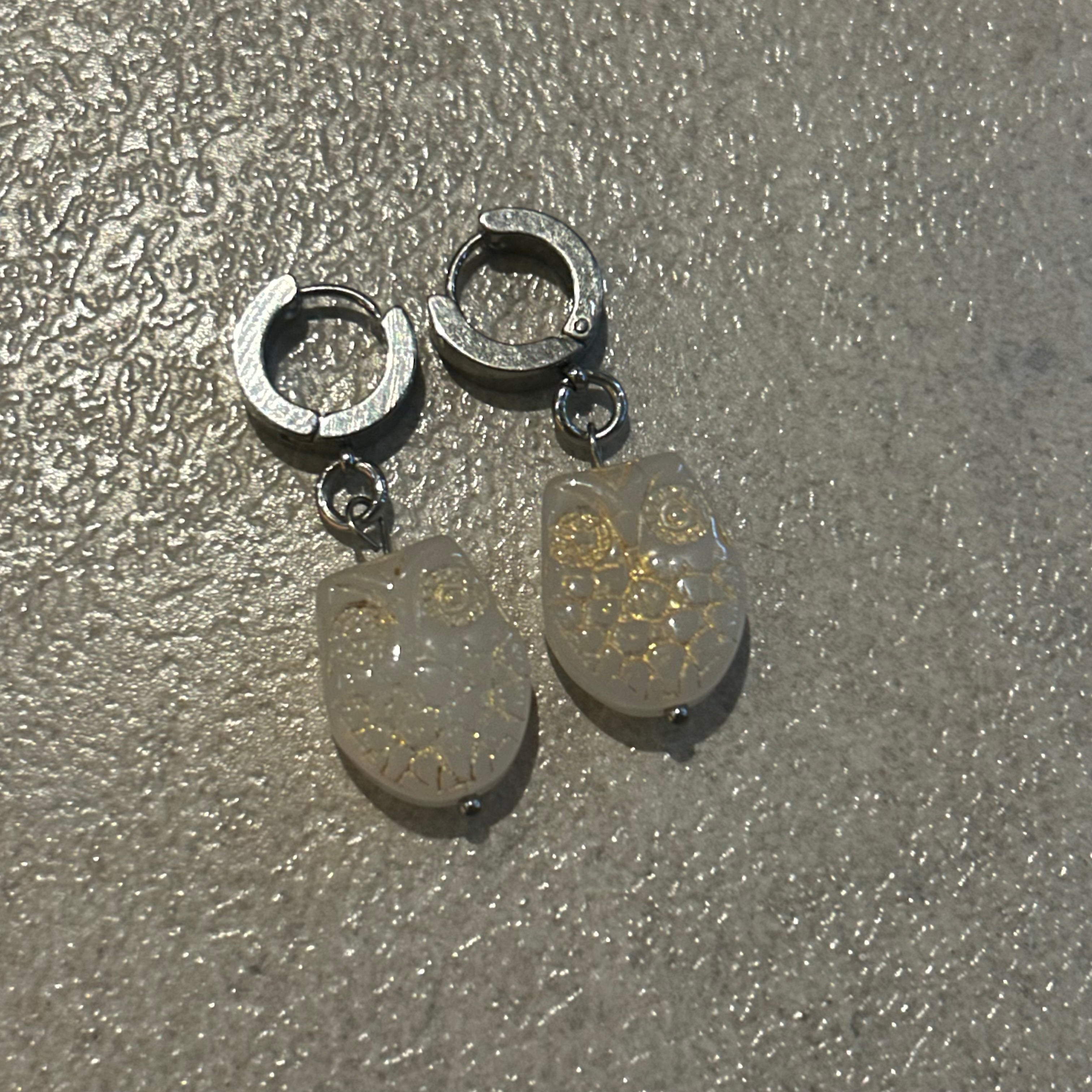 White hedwig with gold