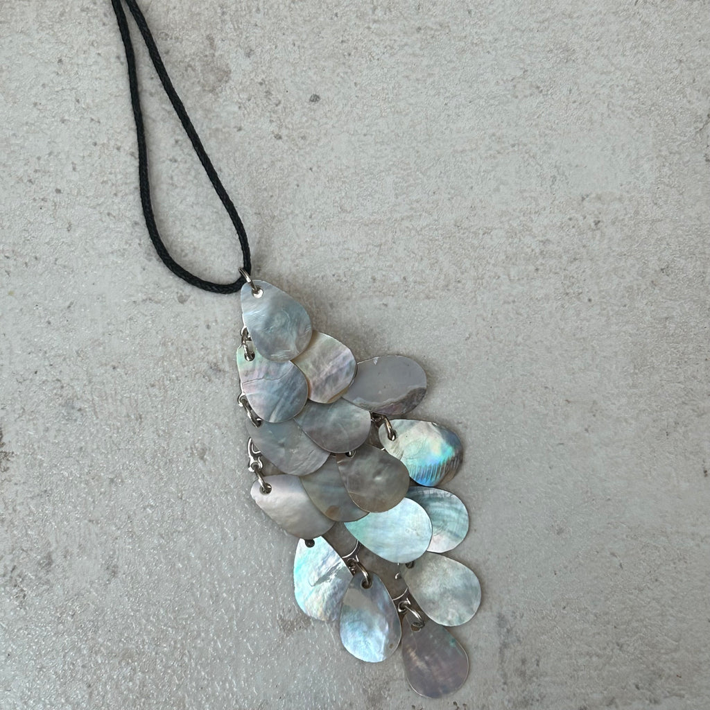 Mother of pearl shell vintage pendant necklace