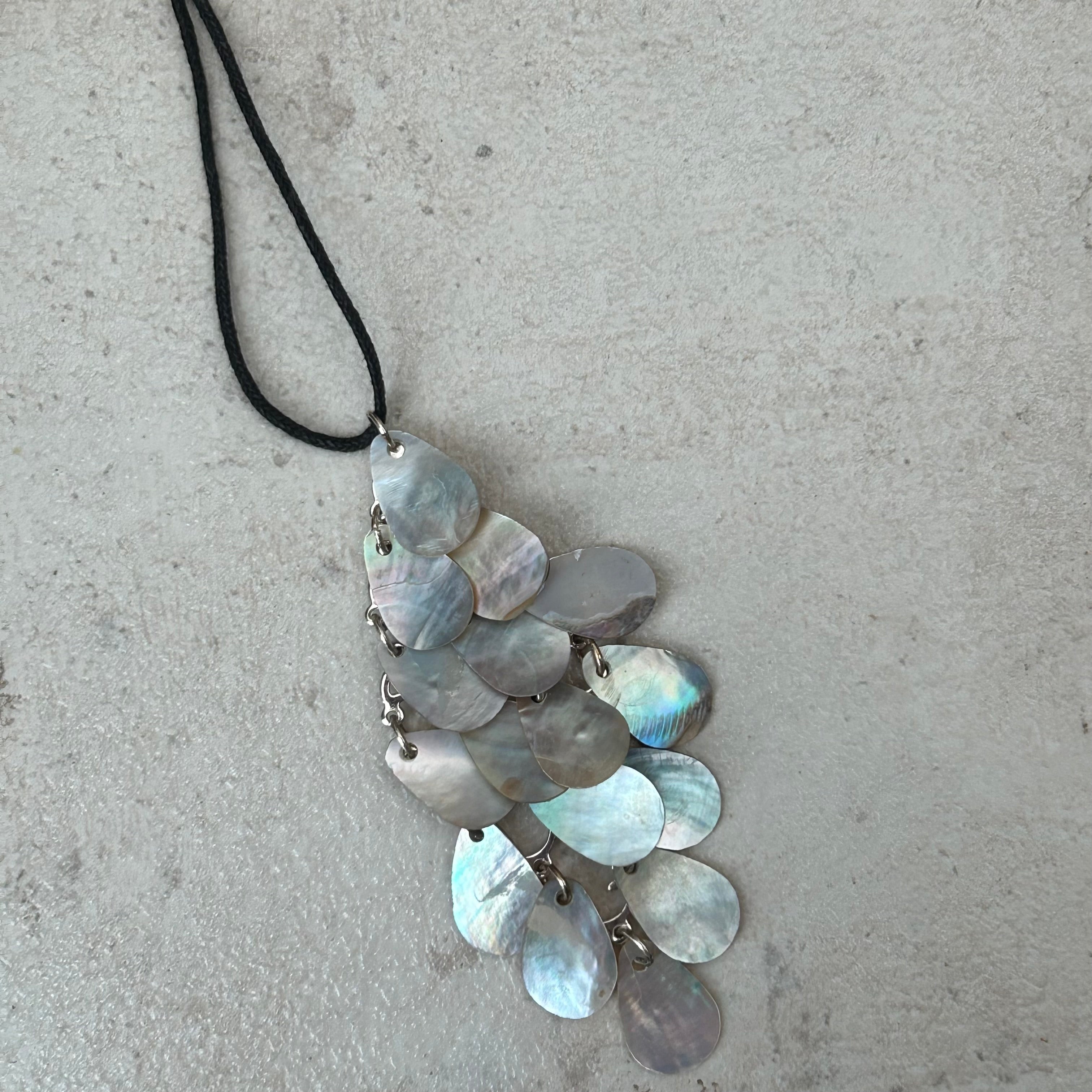 Mother of pearl shell vintage pendant necklace